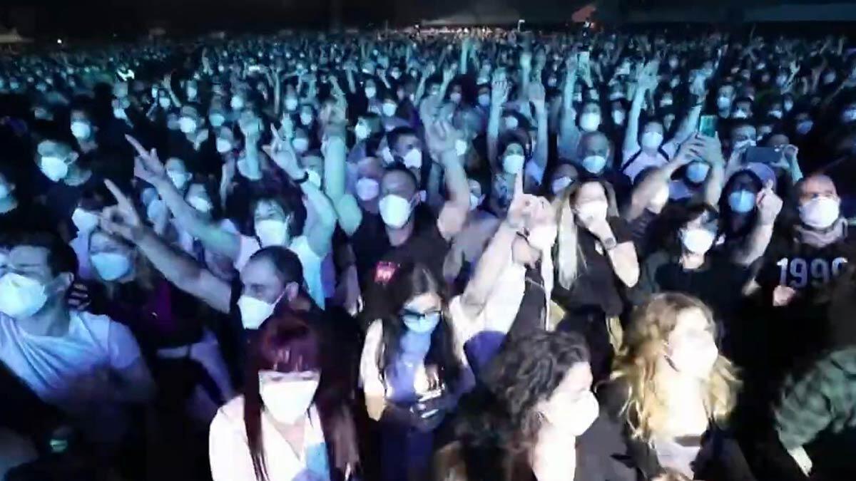 Sosyal mesafesiz konsere 5 bin kişi katıldı