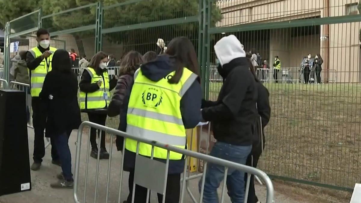 İspanya'nın Barcelona kentinde kültürel etkinliklerde koronavirüs salgınının yayılması konusundaki deney için düzenlenen konsere 5 bin kişi katıldı.