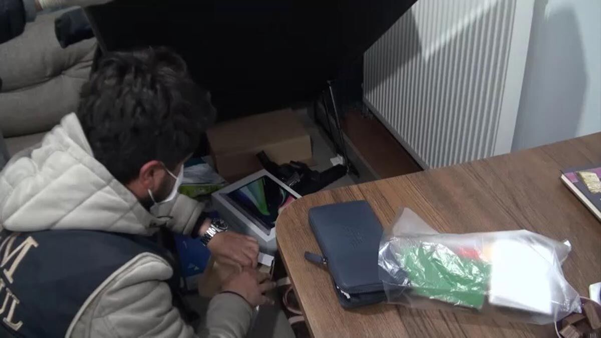 13 ilçede 18 adrese, özel harekat polislerinin de desteğiyle eş zamanlı operasyon düzenlendi.
