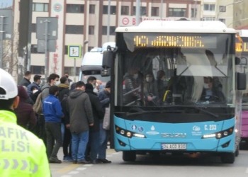 Kısıtlamanın kalktığı ilk Cumartesi; Duraklarda yoğunluk