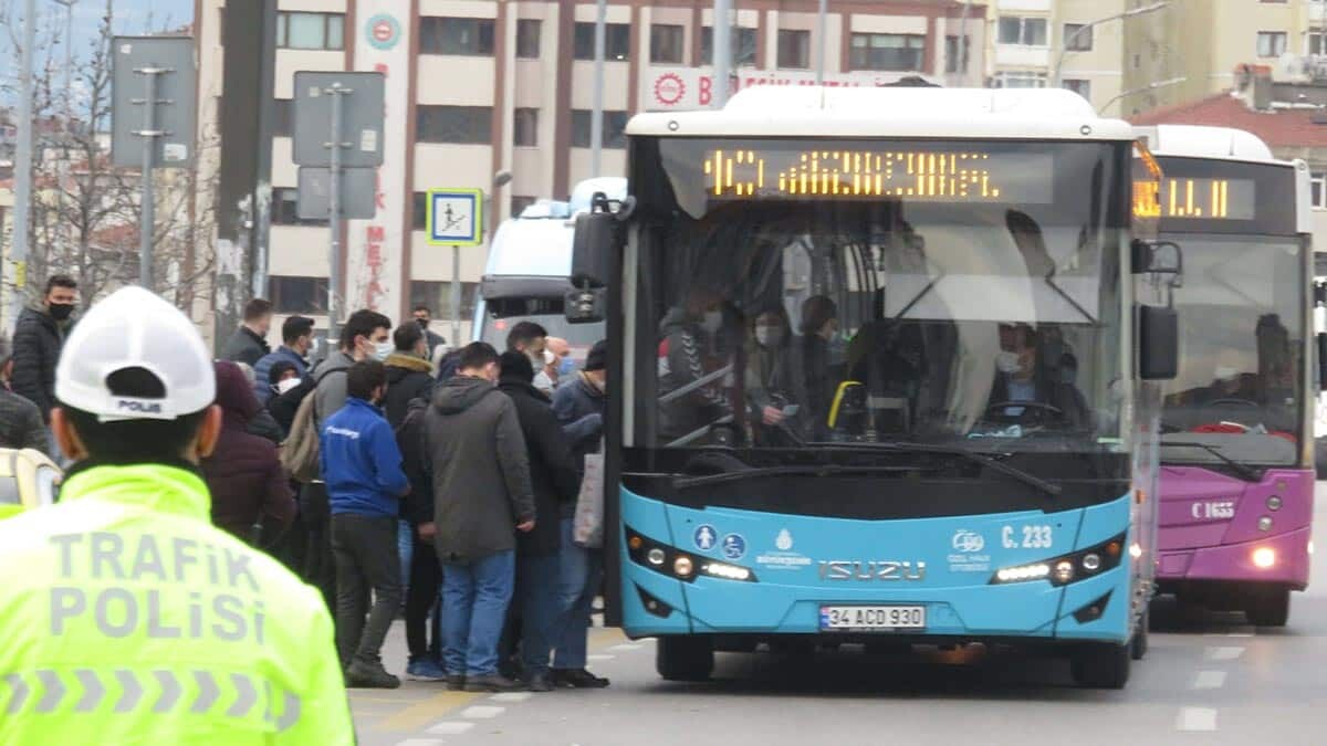 Kısıtlamanın kalktığı ilk Cumartesi; Duraklarda yoğunluk
