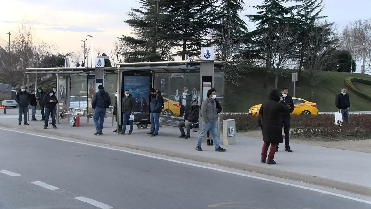 Kısıtlamanın kalktığı ilk Cumartesi; Duraklarda yoğunluk