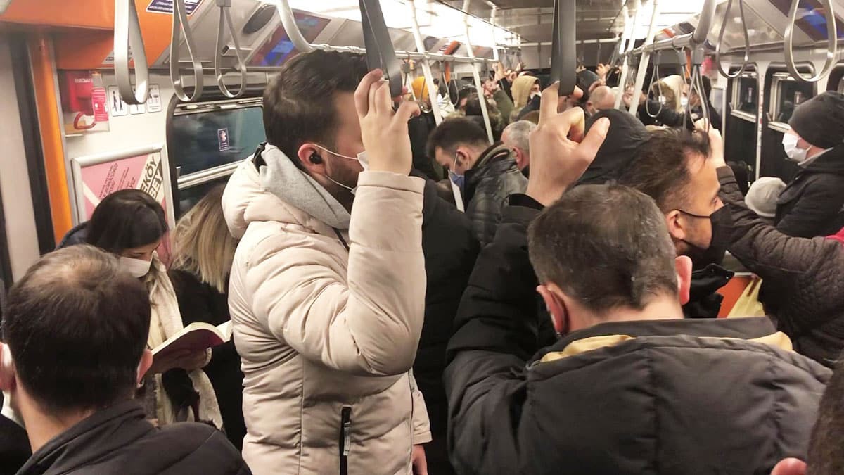 Kontrollü normalleşme sürecinin başlamasıyla İstanbul’da mesai saatlerinde yeni düzenleme yapıldı, toplu taşıma araçlarında yoğunluk yaşandı.