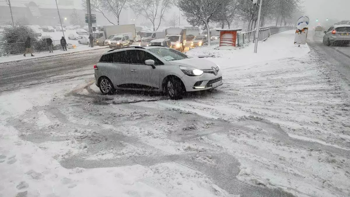 İstanbul'da gece aralıklarla kar yağışı etkili oldu