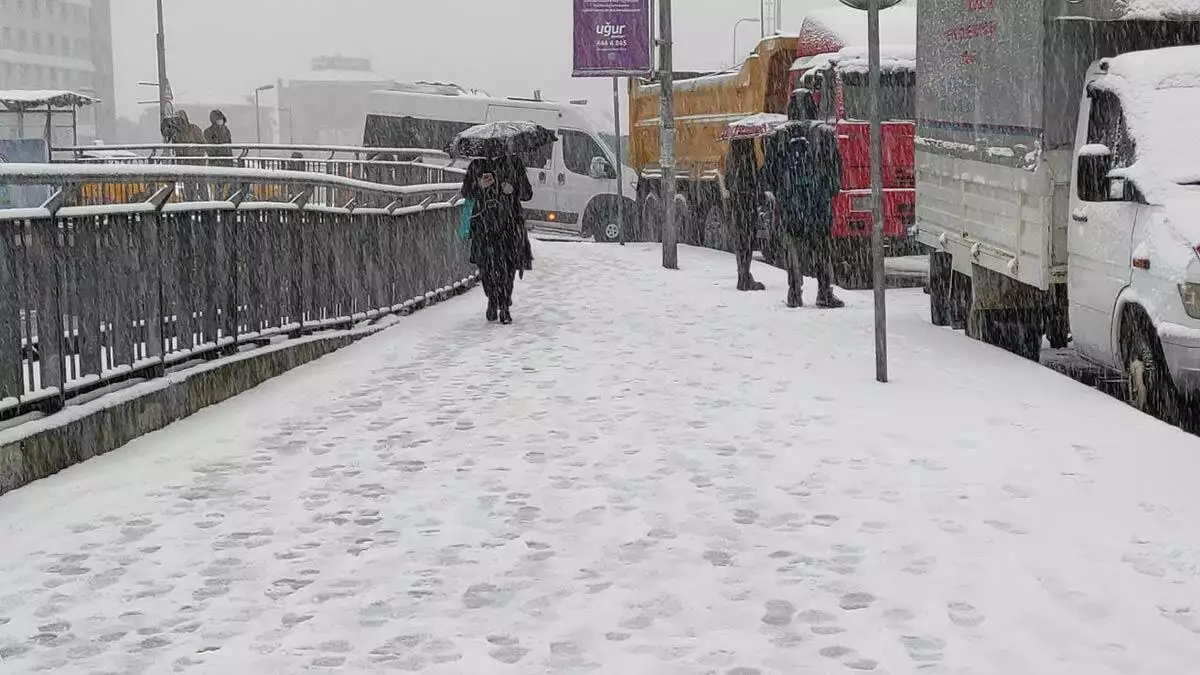 İstanbul'da gece aralıklarla kar yağışı etkili oldu