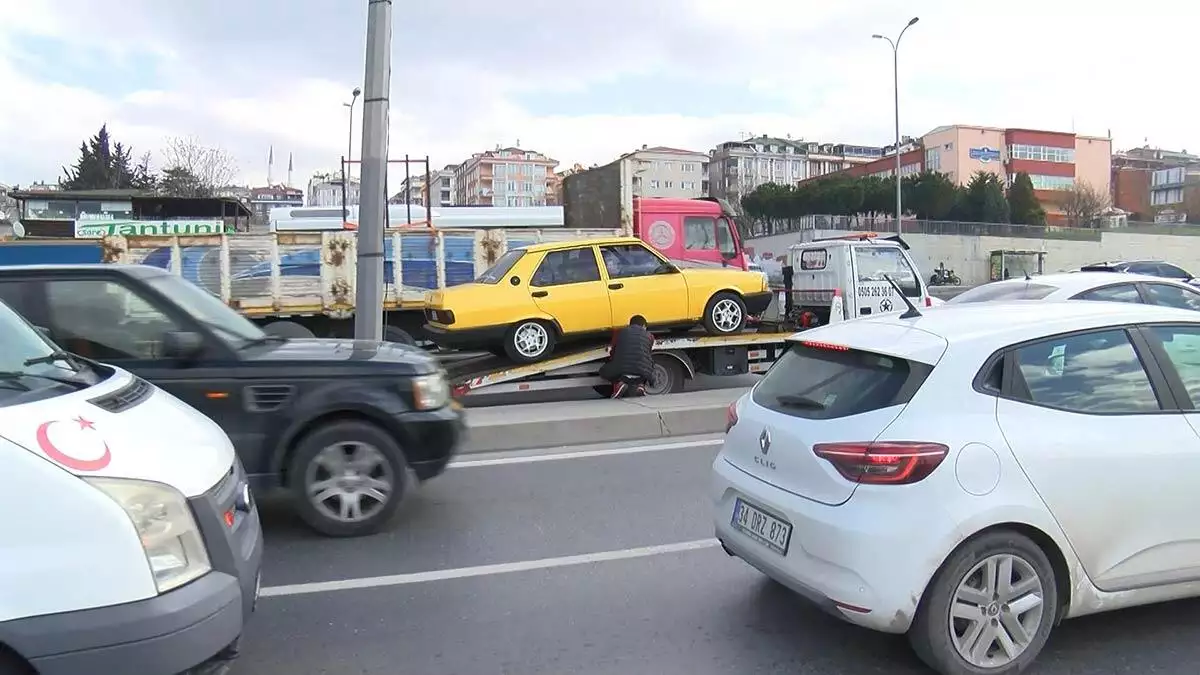 İstanbul'da sık sık meydana gelen hafif hasarlı kazalar trafiğin kilitlenmesine yol açıyor. İstanbul'da trafiğin en büyük nedeni tutanak tutamamak.