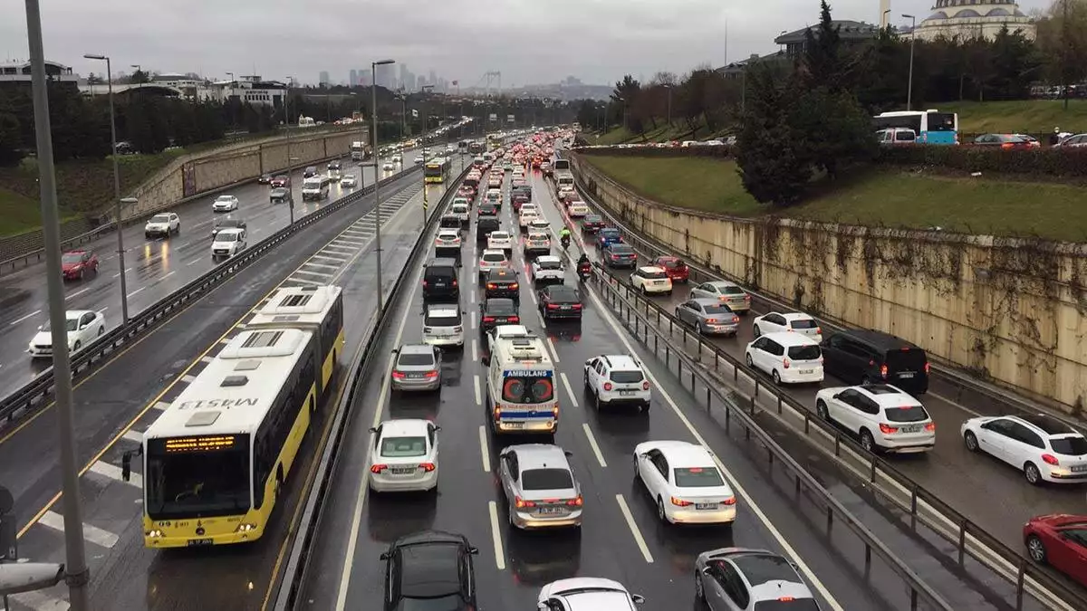 İstanbul'da trafik yoğunluğu yüzde 74'e ulaştı