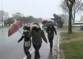 Yağmurdan kaçarken doluya yakalandılar