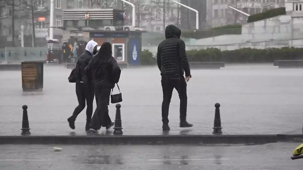 İstanbul'da etkisini artıran yağmur ve doluyla birlikte trafik yoğunluğu da yüzde 72'ye ulaştı.