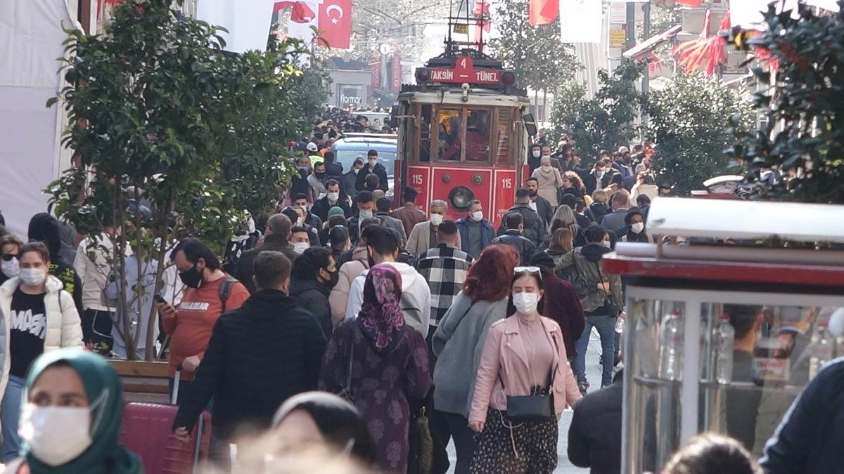 İstiklal Caddesi yoğunluk nedeniyle kapatıldı