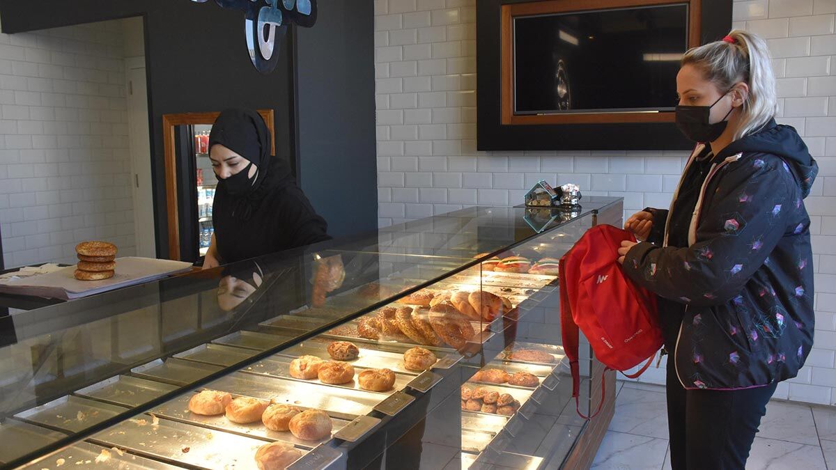 Türkiye'nin diğer illerinde satılan simitlerden görünüm, lezzet ve şekil açısından farklı olan İzmir gevreğine tescil girişimi.