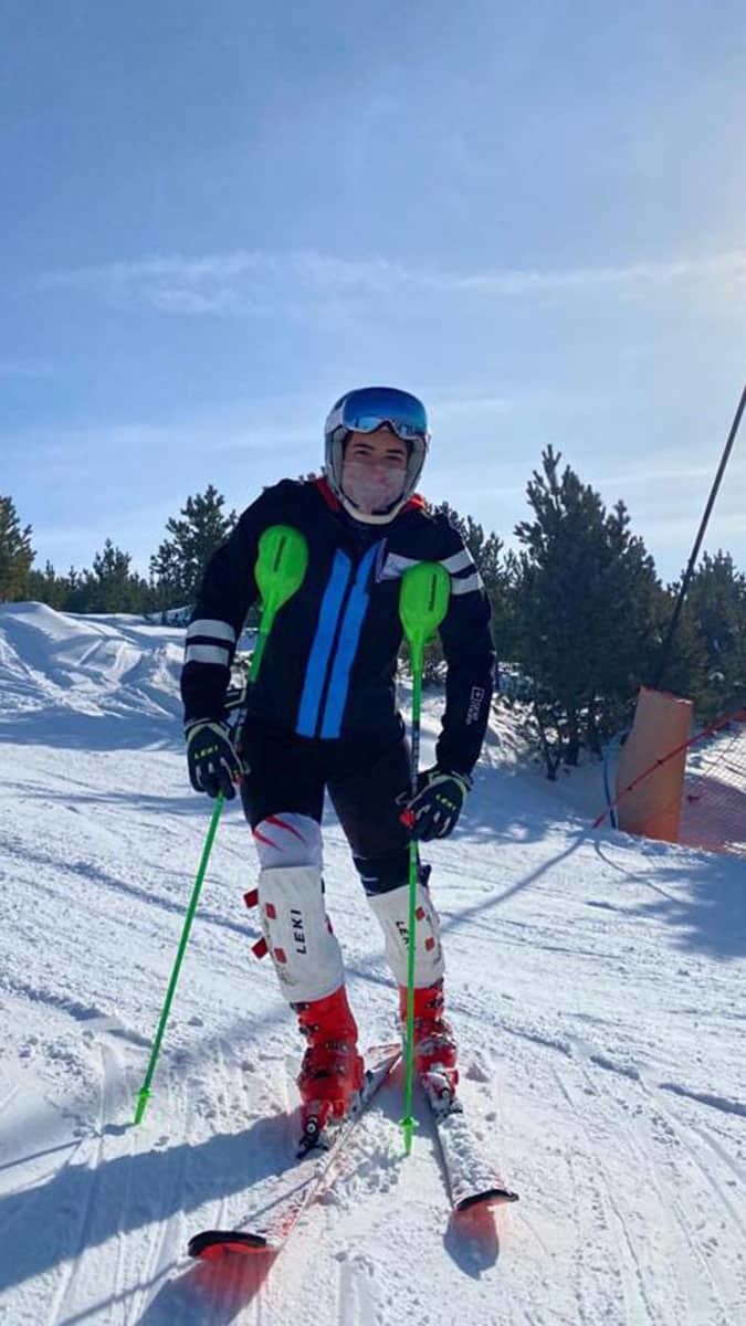 İzmirli Milli Kayakçı Lal madalya sözü veriyorum, Bulgaristan'da ülkemizi en iyi şekilde temsil edeceğim. Madalya almak için elimde geleni yapacağım dedi.