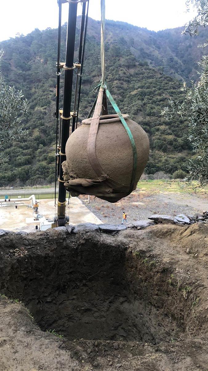 Kaçak kazı yapan define avcıları antik dönemde saklama kabı olarak kullanılan 1,5 metre yüksekliğinde topraktan yapılmış küp Pithos buldu.