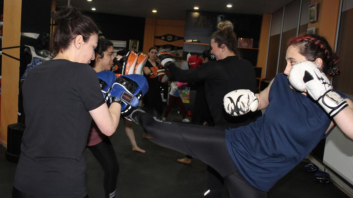 Avukat, sağlık çalışanları, ev kadınları ve üniversite öğrencilerinden oluşan 33 kadın, saldırılara karşılık vermeyi öğrenirken, kuvvet antrenmanların ile fiziksel olarak da güçleniyor.