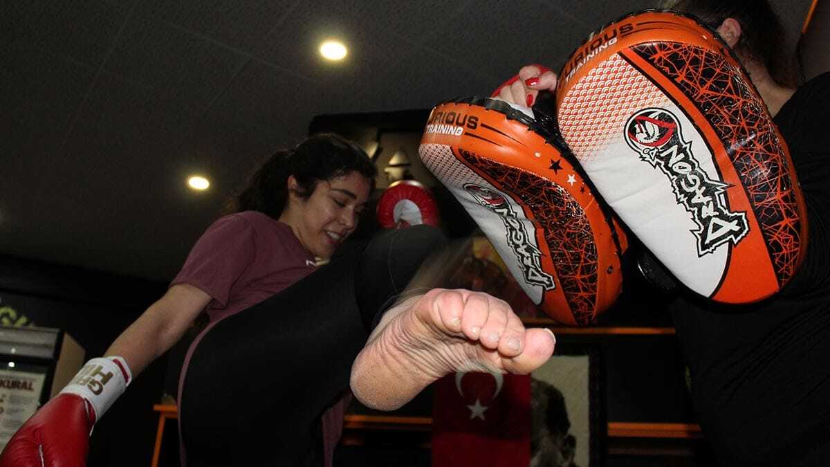 Sivas'ta hem spor yapmak hem de kendilerini korumak isteyen kadınlar, kick boks ve boks kurslarına ilgi gösteriyor.