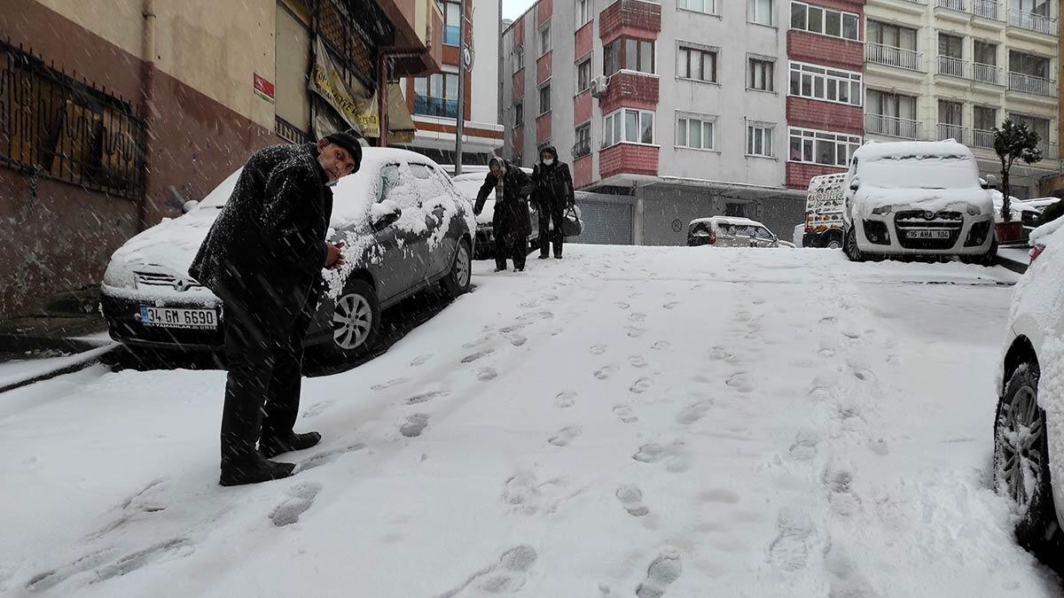 Kağıthane ara sokaklarda birçok kişi yolda kaldı. Araçlar patinaj çekerek güçlükle ilerledi.