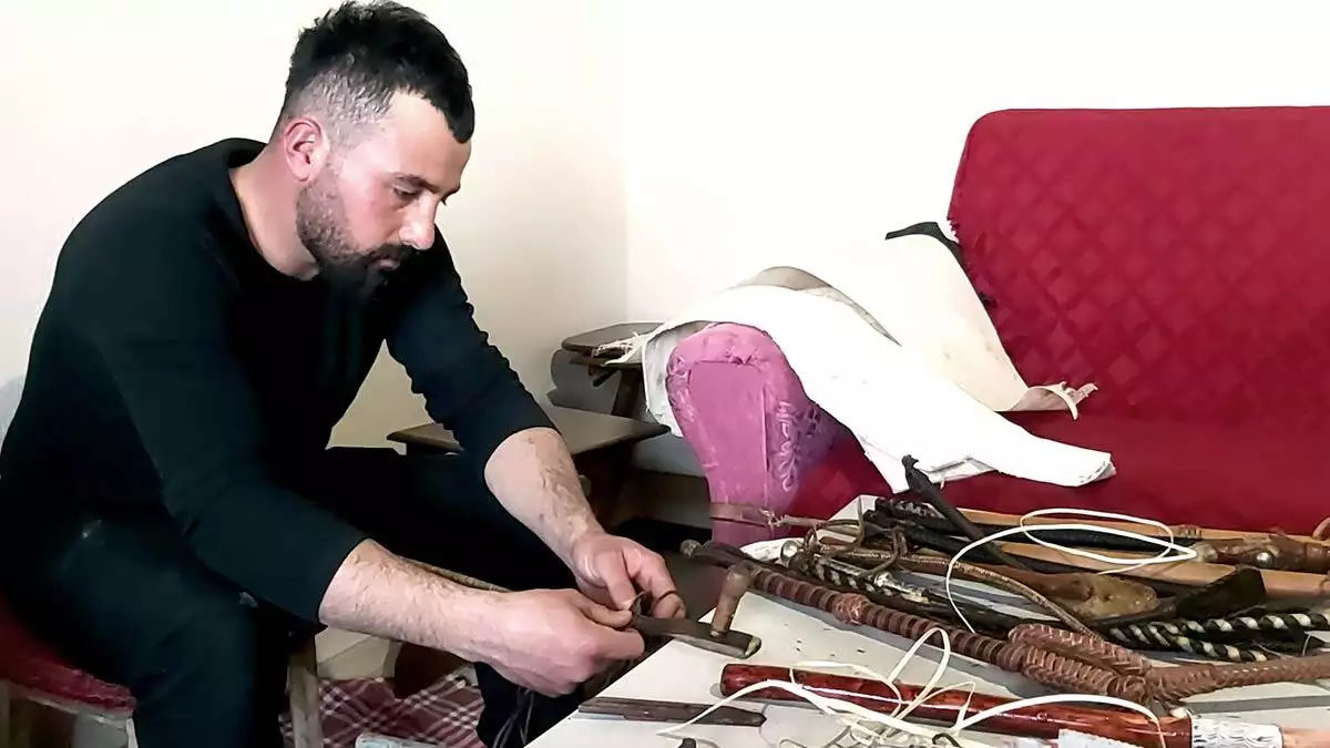 Ardahan'ın küçüksütlüce köyünde erdinç çadırcı (28), yok olmaya yüz tutan kamçı örme sanatını sürdürüyor.