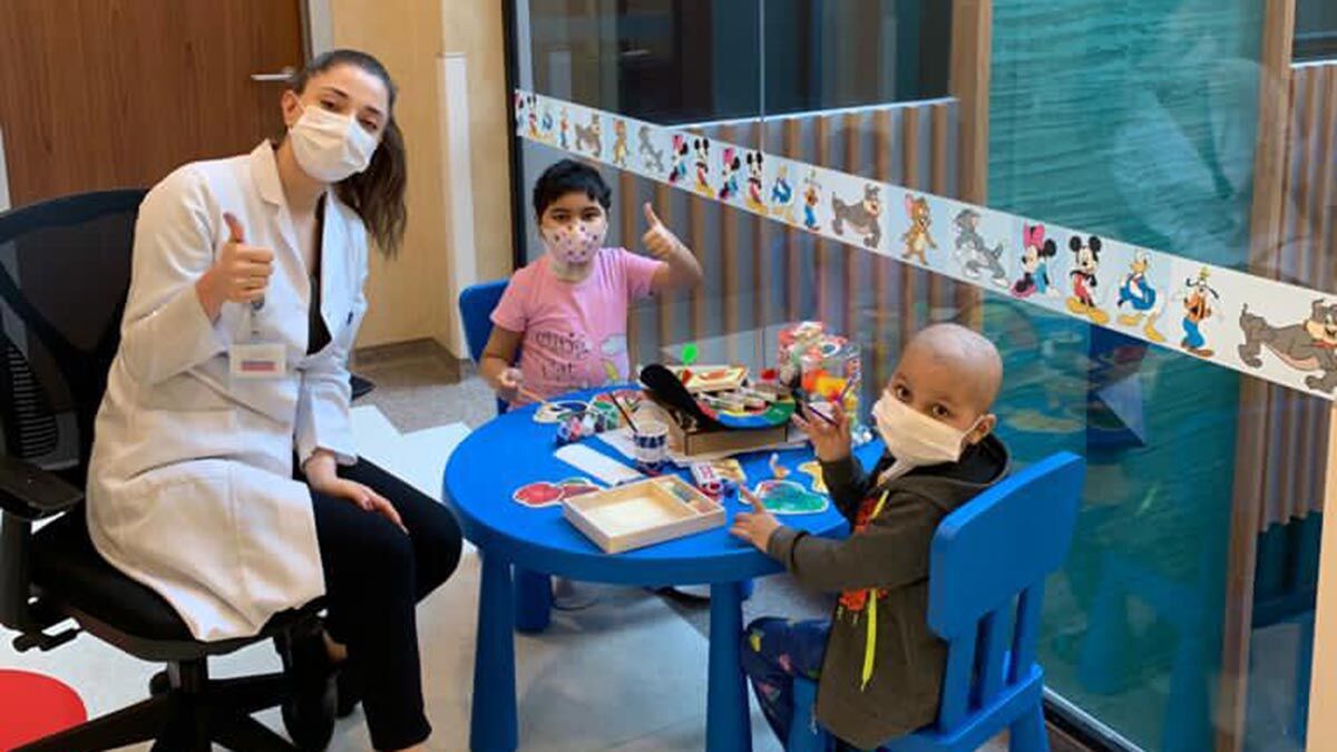 Kanser hastası çocukların yaptığı eserler sergilendi