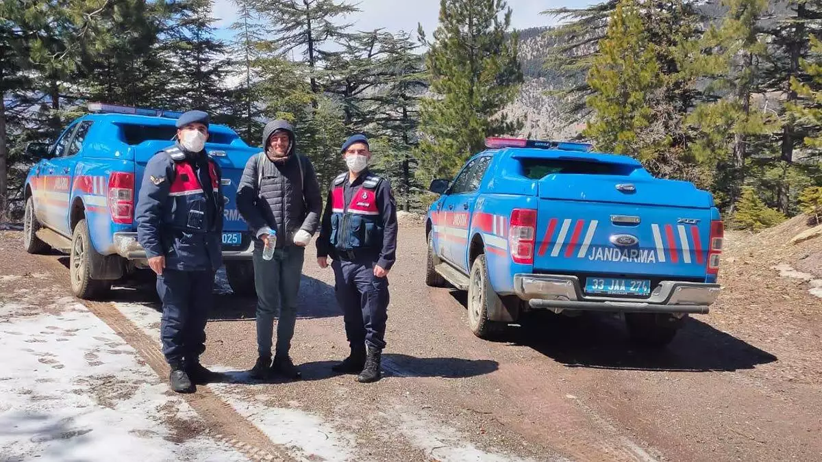 Karaman'da araçlarının kara saplanmasıyla mahsur kalan 2 kişinin kurtarıldığı olayda, kayıp olan ege kabalak ile irtibat sağlandı.