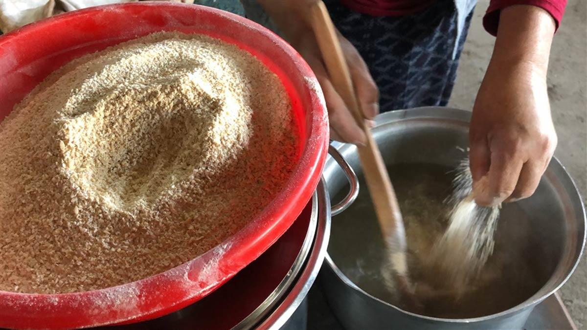 Selim ilçesine bağlı Kekeç köyünde yaşayan Menice Başkaya (65), doyurucu ve dinç tutan haşıl yemeğini çocukları ve torunlarına yediriyor.