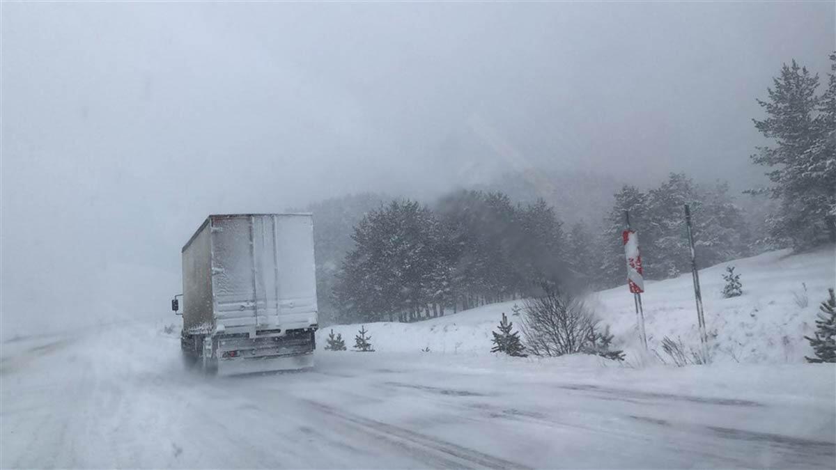 Kar yağışı ve tipi hayatı olumsuz etkiledi