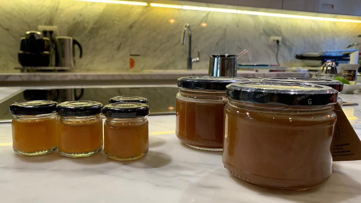 Toker, "Ayda 50 kavanoz satarken şimdi kemik suyu satışı 5 bin kavanoza çıktı. Siparişlere yetişemiyorum, bir hafta önceden sipariş alıyorum".