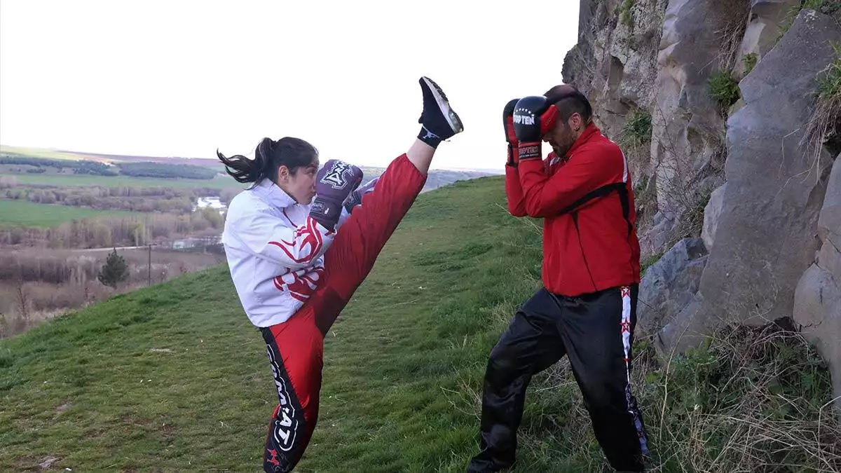 Kick boksçu kardeşler 6'ncı uluslararası türkiye açık kick boks avrupa kupası'na tarihi hevsel bahçeleri ve surların yanında hazırlanıyor.