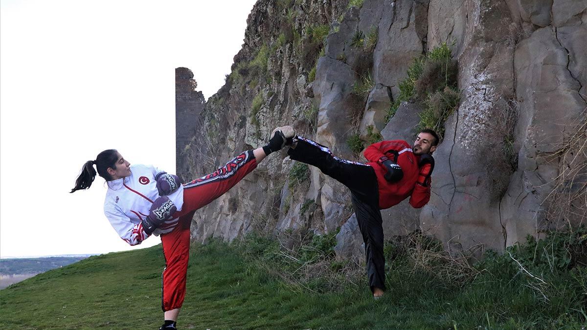 Kick boksçu kardeşler turnuvaya hazırlanıyor