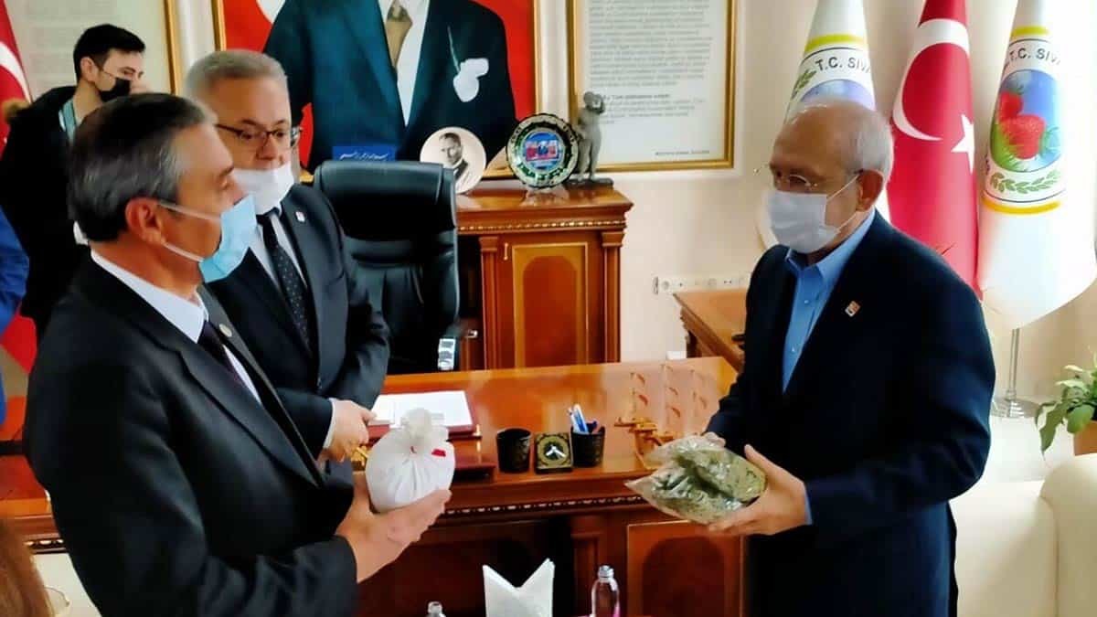 Kılıçdaroğlu'na, Başkan Şafak, çilek, kuru fasulye, Sivaslı'ya özgü ot ve tarhana ile el yapımı dokuma halı hediye etti.