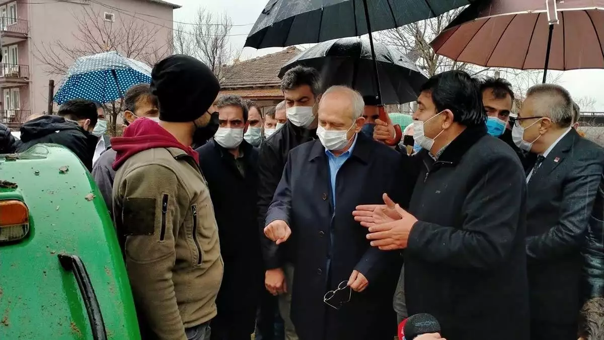 Cumhuriyet halk partisi genel başkanı kemal kılıçdaroğlu uşak'ın sivaslı ilçesinde belediyeyi ziyaret edip, esnafı dolaştı.