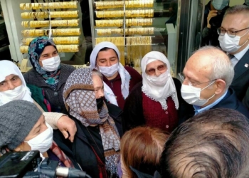 Kılıçdaroğlu Uşak'ın Sivaslı ilçesinde esnafı dolaştı