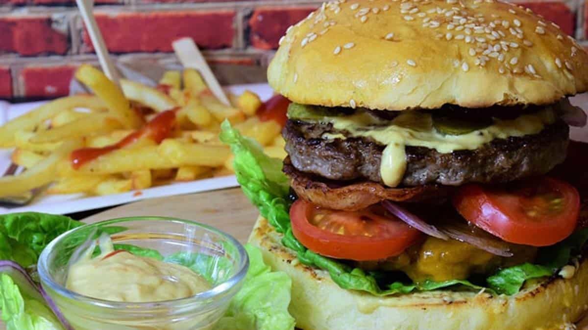 Kimseyi zorlamadan sosyal mesafemize uyarak yaşantımızı sürdürelim. Mutant virüsün daha fazla kişiyi enfekte edebilme özelliği var.