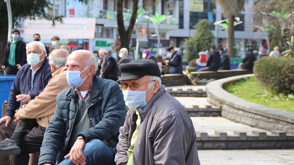 Rize'de park ve bahçelerde kalabalık oluştu