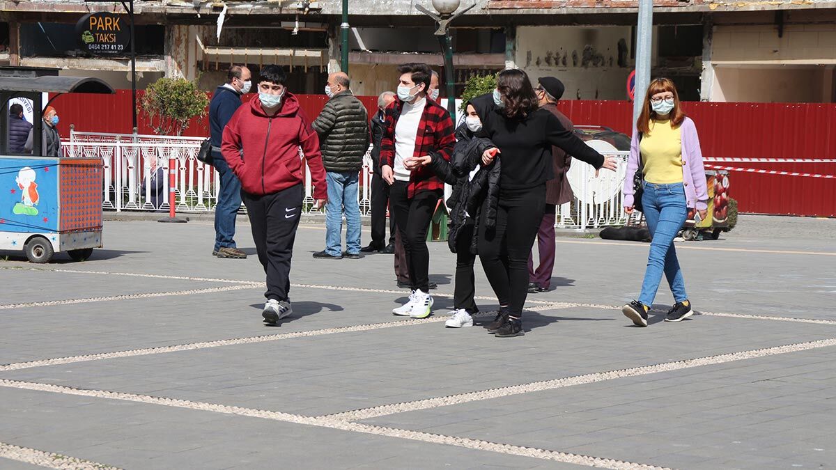 Rize'de park ve bahçelerde kalabalık oluştu