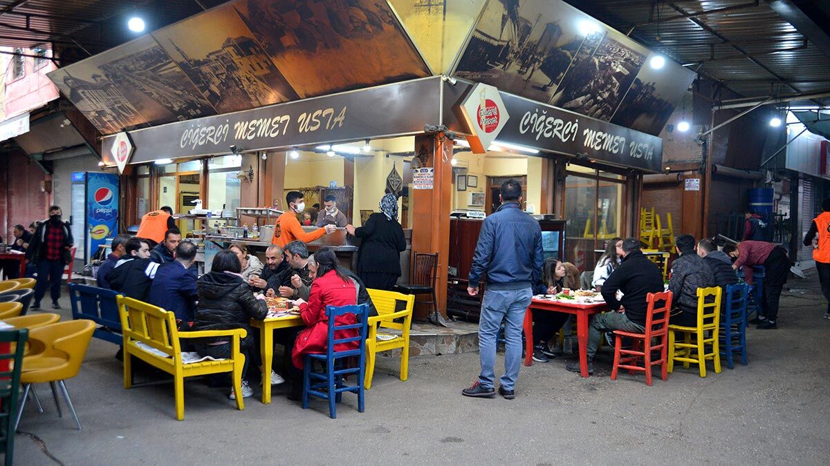Kısıtlama kalktı ciğer kebabıyla kahvaltıda yoğunluk