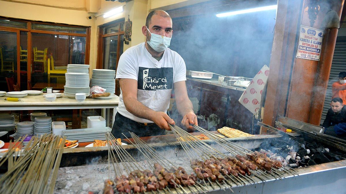 Her hafta sonu, tarihi Büyük Saat Kulesi çevresinde sokak aralarına kurulan ocaklarda kebapçılar, bir asırdır günlük kesim ciğerleri müşterilerinin damak zevkine sunuyor.
