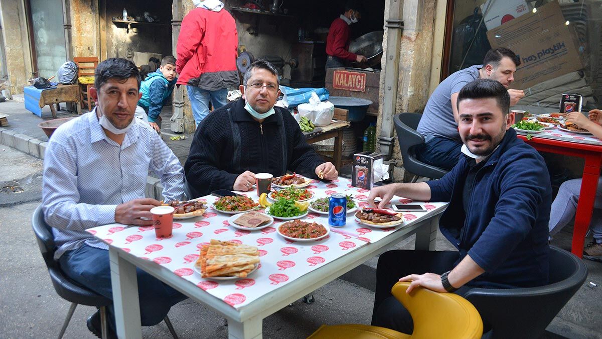 Kontrollü normalleşme süreciyle kısıtlamasının kaldırılmasının ardından kentin markalaşan geleneği ciğer kebabıyla kahvaltıda yoğunluk yaşandı.