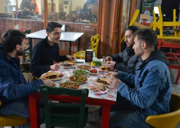 Kısıtlama kalktı ciğer kebabıyla kahvaltıda yoğunluk