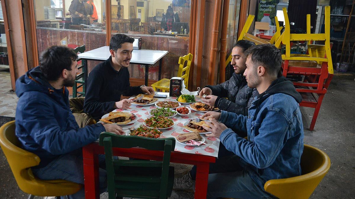 Kısıtlama kalktı ciğer kebabıyla kahvaltıda yoğunluk