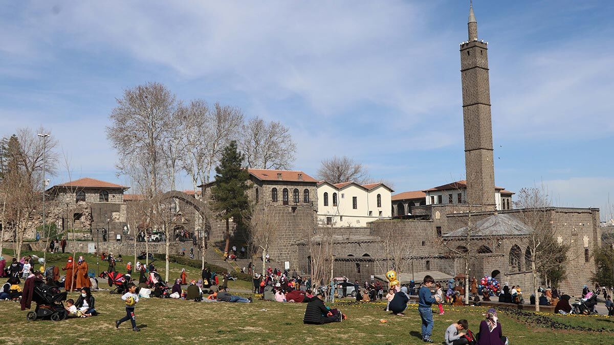 Kısıtlamasız ilk hafta sonunda tarihi mekanlarda yoğunluk yaşanırken, çiftler, düğün fotoğrafları için Ongözlü Köprüsü'nü tercih etti.