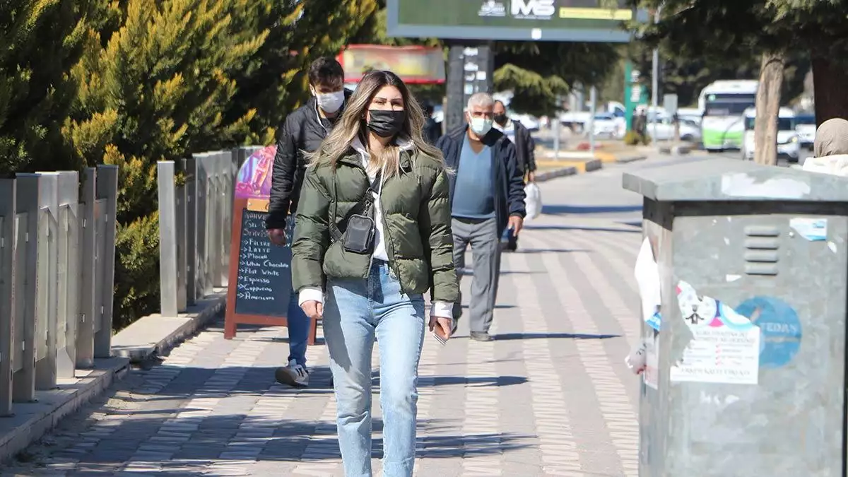 Konuşurken ıslanan maske hemen değiştirilmeli