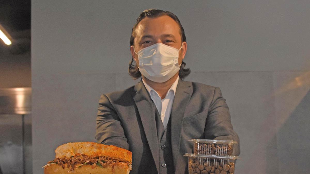 Müşterilerinden mamaları kapılarının önlerine koyarak, sokak hayvanlarını beslemelerini isteyen restoranın genel koordinatörü Muhammed Çalkam, "Tüm dünyada hayvanlar katledilip, şiddet uygulanıyor. Biz de farkındalık yaratmak istedik. Tüm esnafa örnek olmak istiyoruz" dedi.