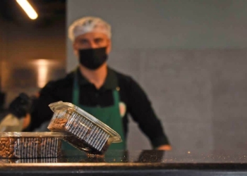 Paket servis siparişine kedi ve köpek maması hediye