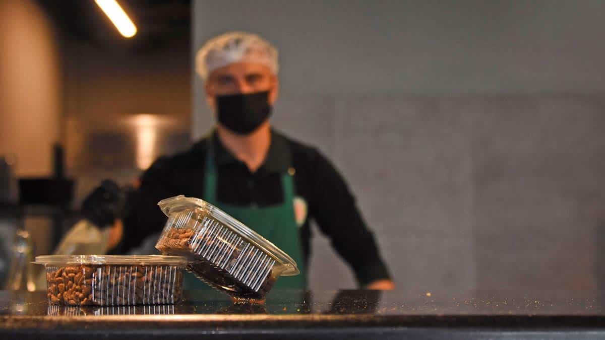 Paket servis siparişine kedi ve köpek maması hediye