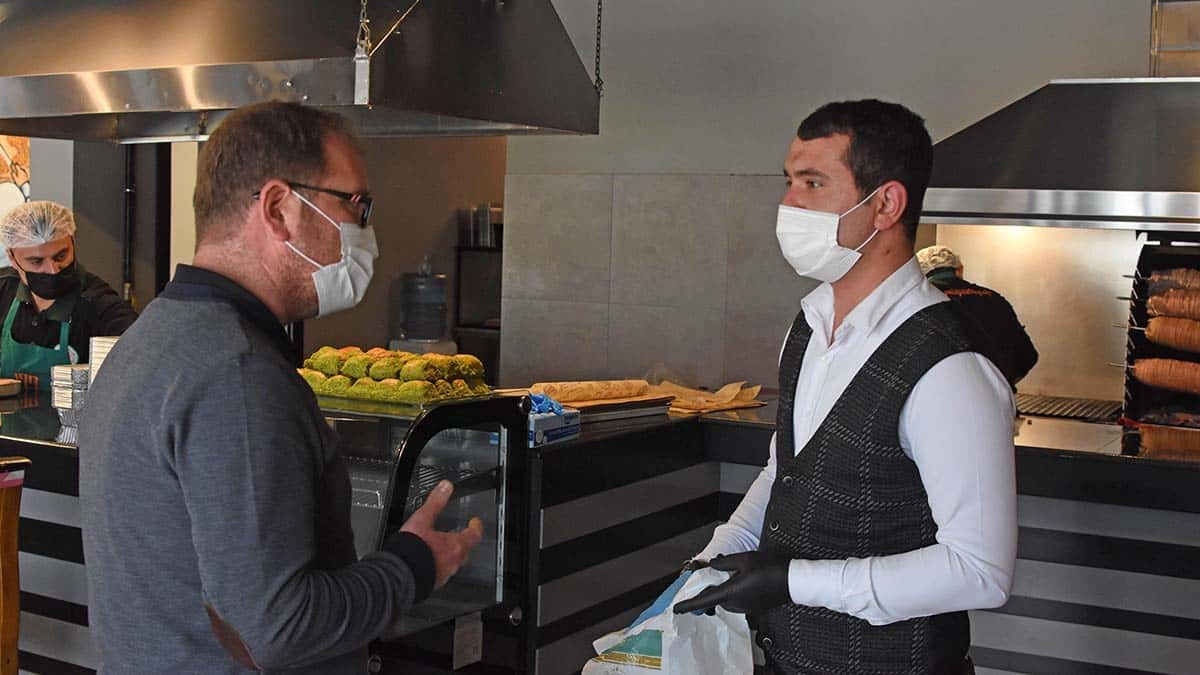 Paket servis siparişine kedi ve köpek maması hediye