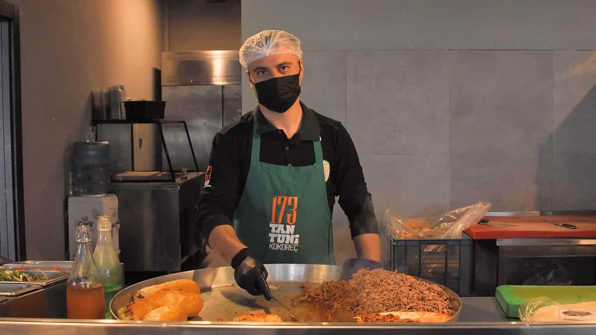 Konya'daki bir restoranda, hayvanlara yönelik farkındalık yaratmak amacıyla paket servis siparişi olan müşterilerine kedi ve köpek maması hediye ediliyor.