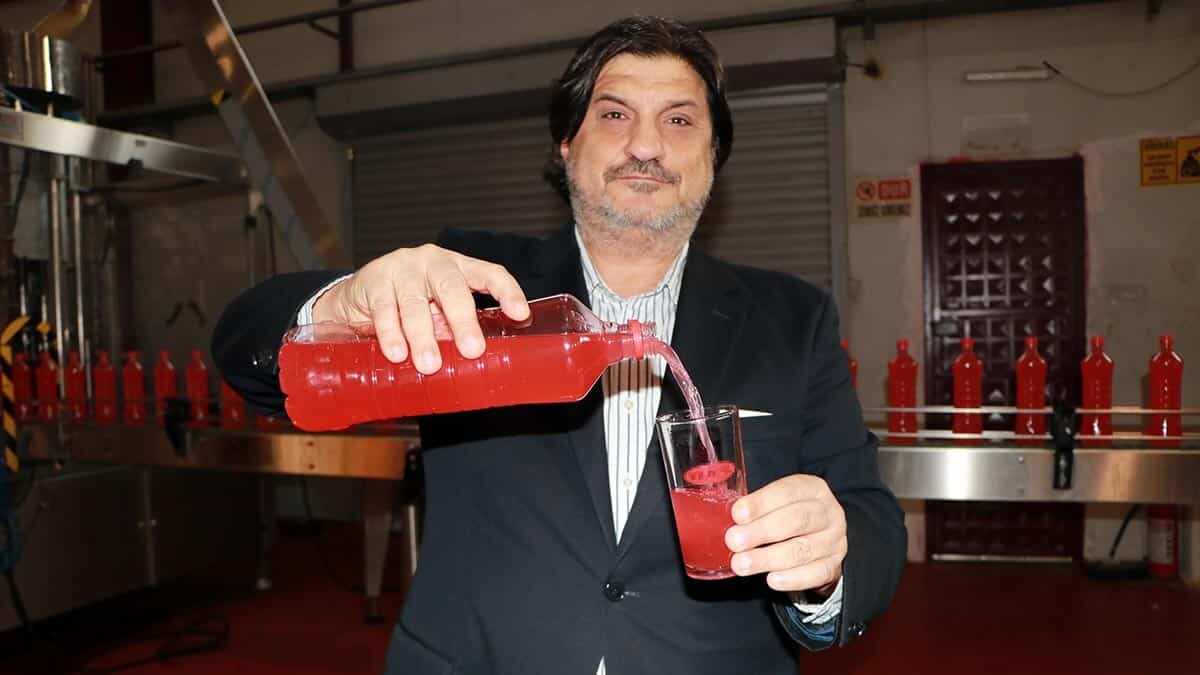 Pandemi’de talebin arttığı turşu suyu, Adana’da içecek fabrikası sahibi Selahattin Naz’ın girişimiyle ambalaja girdi.
