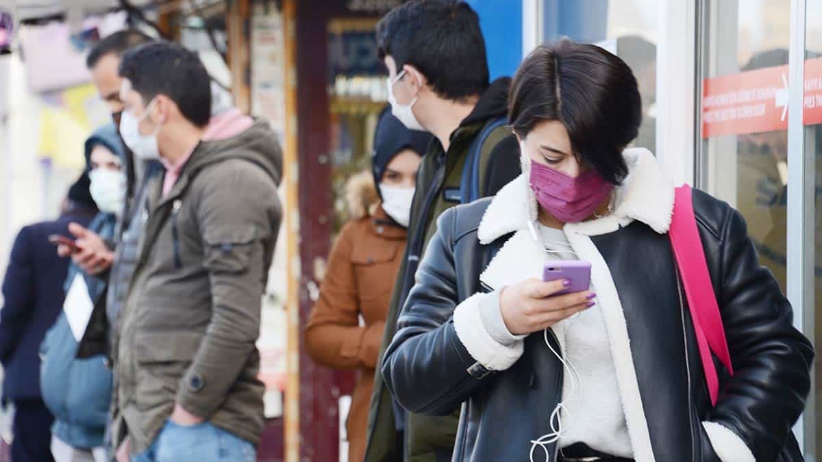 Salgın sürecinden özellikle psikolojik olarak çok etkilendik koronavirüsle geçen 1 yıl çok bunalttı.