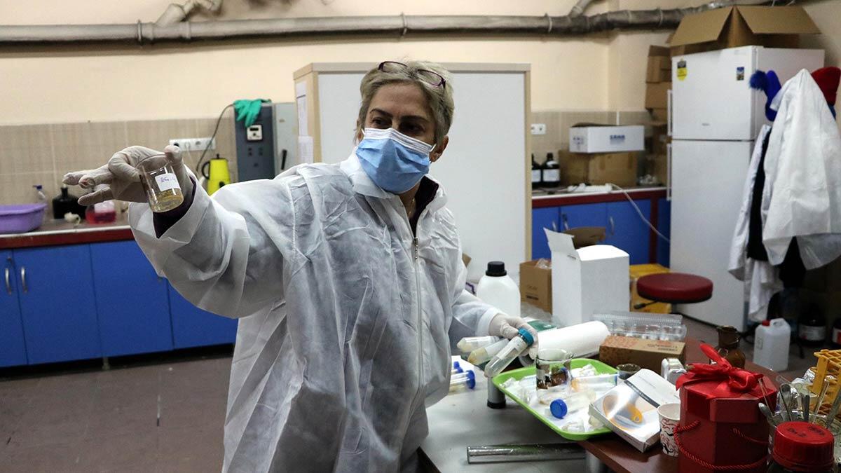 Doç. Dr. Zuhal Gerçek, üniversitenin organik araştırma laboratuvarında antiviral bileşikler sentezi üzerine çalışma başlattı. Tekirdağ Namık Kemal Üniversitesi Kimya Bölümü Öğretim Üyesi Prof. Dr. Erol Erçağ ve Dr. Deniz Ceyhan’ın da destek verdiği çalışmalarla Doç. Dr. Gerçek, Covid-19 tanısı konan hastaya verilen ilaçlarla olan bir bileşenin daha etkili olanını geliştirdi.