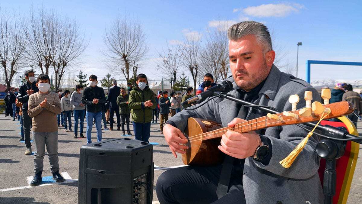 Köy okulunda öğrenciler müzikle karşılanıyor